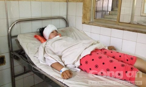 nữ sinh bị đèn cao áp rơi vào đầu ảnh 1 nu sinh bi den cao ap roi vao dau anh 1