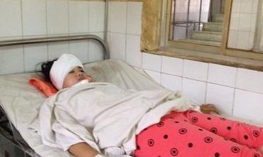 Nu sinh bi den cao ap ngoai duong roi trung dau hinh anh