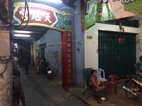 Gay an xong chay ve nha khoc voi me hinh anh