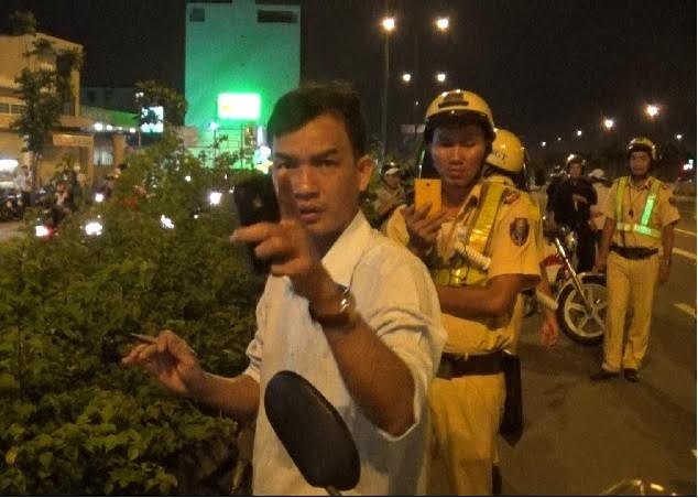 Say xin an va canh sat giao thong hinh anh