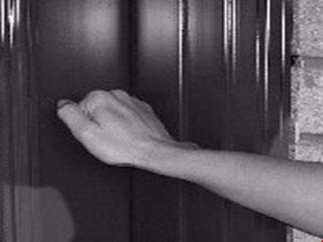 Cong an co quyen go cua kiem tra giay to luc nua dem? hinh anh