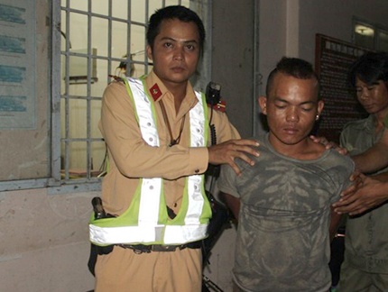 Bat giu ke trom, cuop giat tao ton sau 3 km truy duoi hinh anh