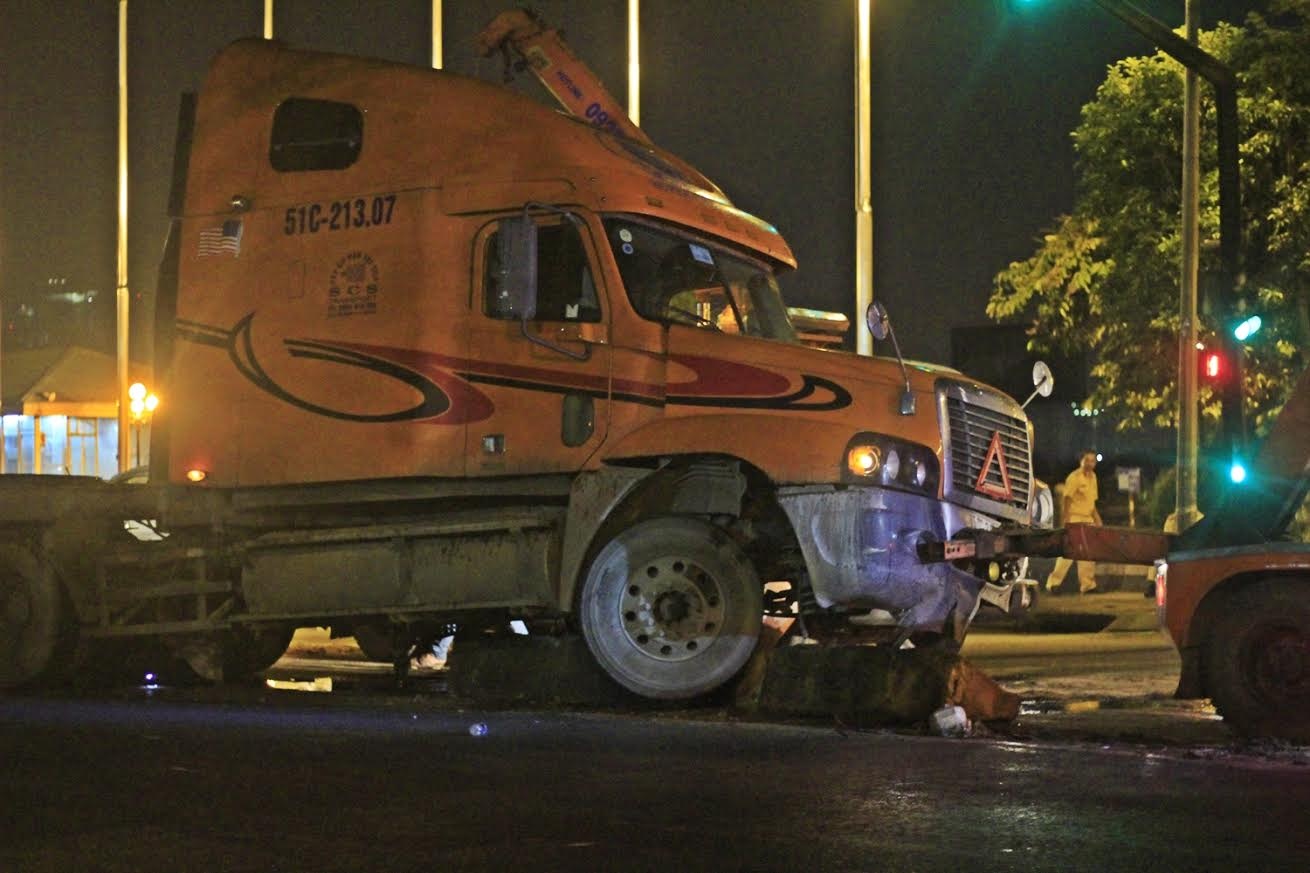 Xe dau keo 'treo' dai phan cach ngay dau duong Nguyen Hue hinh anh