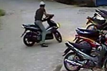 Xe bien xanh cua xa bi trom truoc nha rieng hinh anh