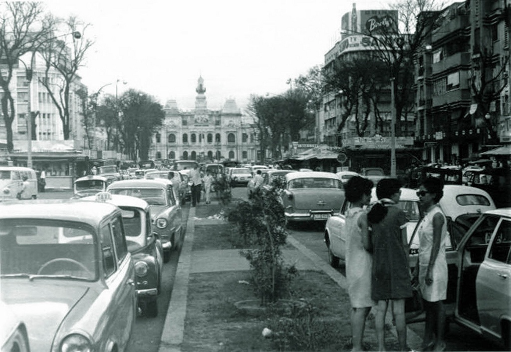 Tram nam phon hoa cua duong Nguyen Hue hinh anh