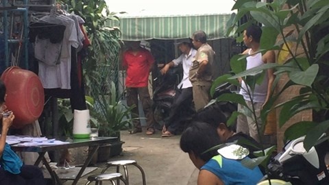 Cu ong tu vong trong can nha khoa trai, ben canh mot con dao hinh anh