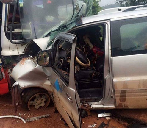 Gap nan o Lao, 2 nguoi Viet chet trong oto hinh anh