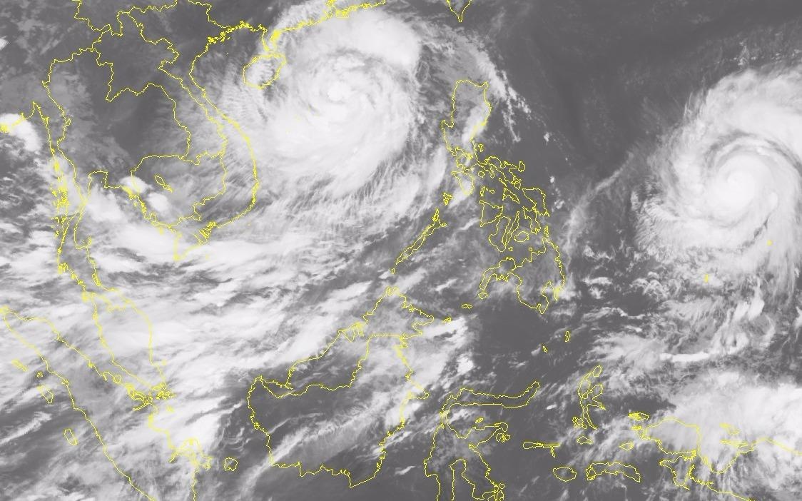 Hai con bao dang huong vao dat lien hinh anh