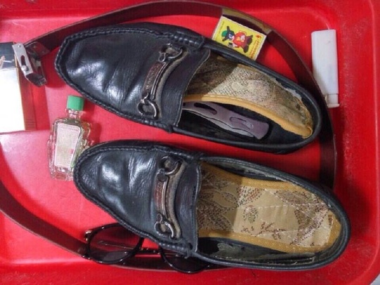 Giau dao gap 20 cm vao giay mang len may bay vi… tiec hinh anh