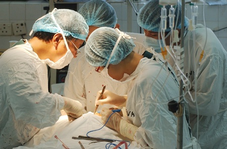 Ghen tuong, vo tat nuoc soi vao 'cua quy' cua chong hinh anh