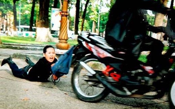 Dang cho con 4 tuoi, nguoi phu nu van dung cam bat cuop hinh anh