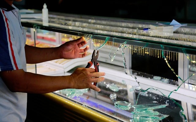 Bi bat sau 2 nam cuop 1,3 ty dong cua chu tiem vang hinh anh