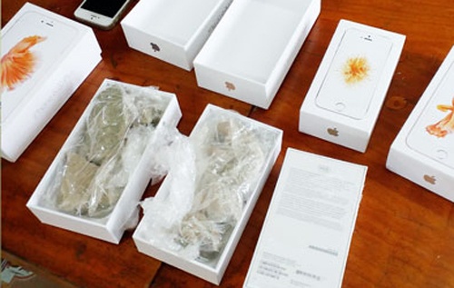 Nhan vien cua hang trao iPhone thanh da cuc hinh anh
