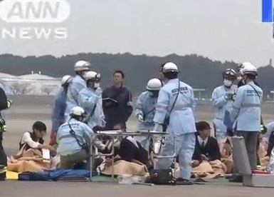 Nhieu hanh khach Nhat phai cap cuu tai san bay hinh anh