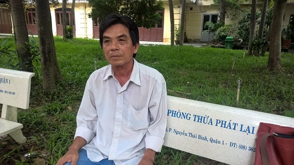 Nguoi dan ong bi cac con 'khai tu' de ban nha hinh anh