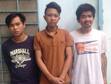 dùng roi điện cướp xe ảnh 1 dung roi dien cuop xe anh 1