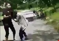 Co gai bi 3 thanh nien rut roi dien de doa roi cuop xe hinh anh