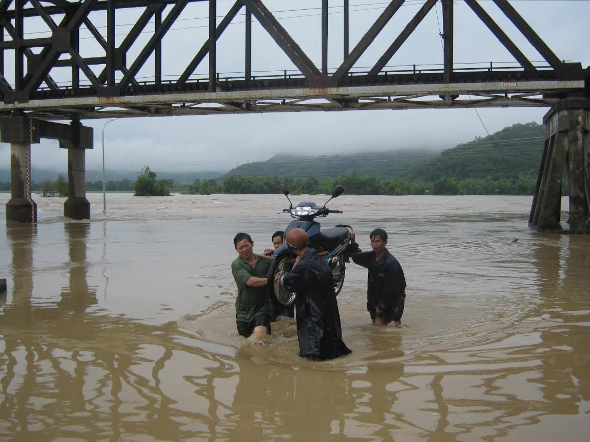 người cứu hộ sống sót 10 giờ trên đọt tre ảnh 2 nguoi cuu ho song sot 10 gio tren dot tre anh 2