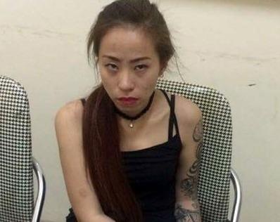 Co gai xam kin tay, giau hang chuc goi ma tuy trong ao nguc hinh anh