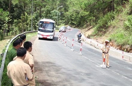 Cam xe co qua deo Prenn vao ban dem hinh anh