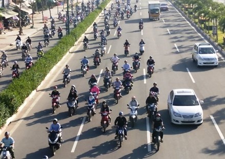 Xe may chiem lan oto tren duong Pham Van Dong hinh anh