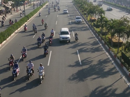 xe may chiem lan duong oto anh 2