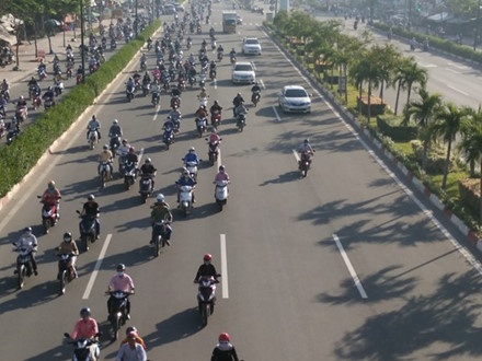 xe may chiem lan duong oto anh 3