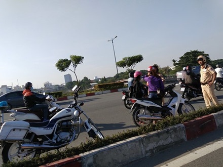 xe may chiem lan duong oto anh 4