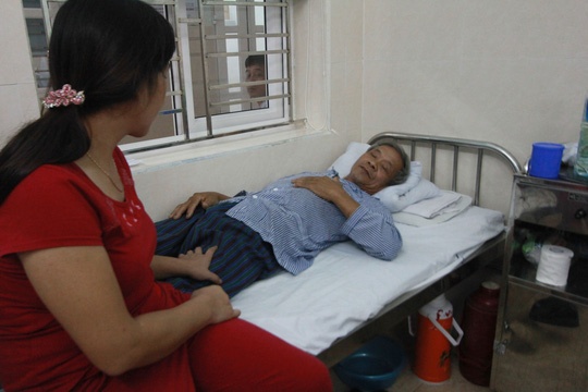 Tham phan bi 'to' hanh hung cha vo cu hinh anh