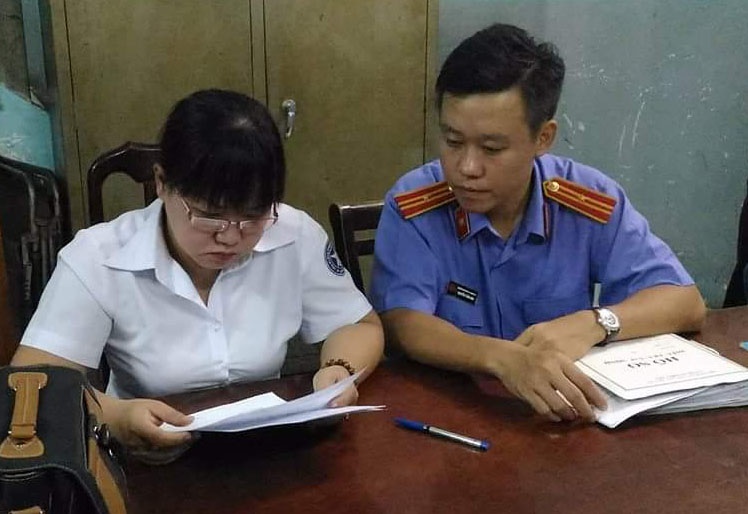 Bat nguyen can bo thi hanh an quan 3 hinh anh