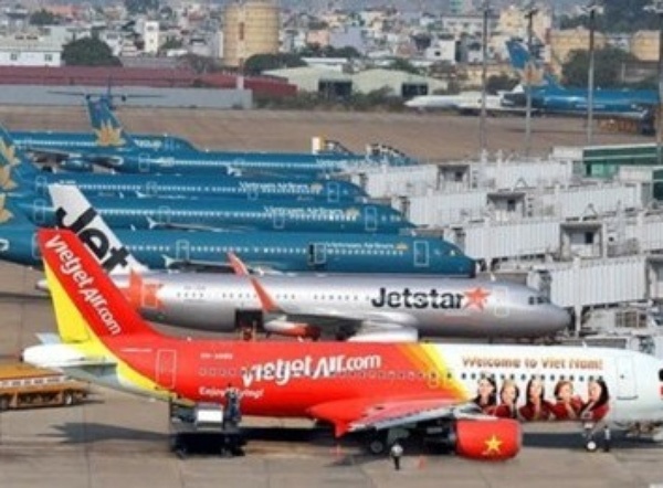 Nhieu hang hang khong 'keu' ve san bay Viet Nam hinh anh