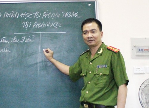 Giáo sư trẻ nhất của lực lượng CAND ảnh 1 Giao su tre nhat cua luc luong CAND anh 1