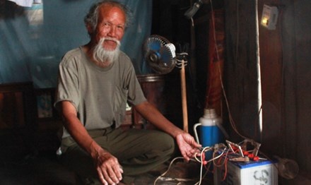 Lang den dau canh nha may thuy dien hinh anh