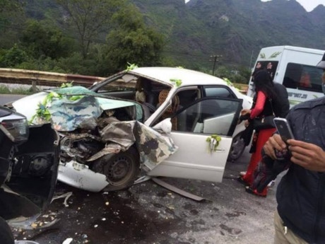 Xe ruoc dau gap tai nan, hai vo chong nhap vien hinh anh