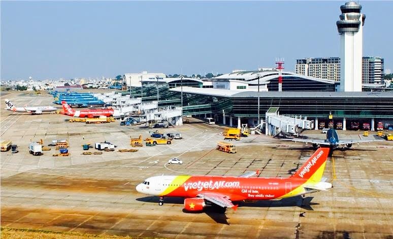 Hang khong canh bao nan trom tren may bay hinh anh
