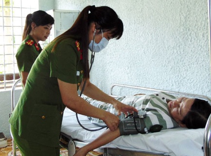 Chuyen cham soc nguoi nghien cua nu y te trai giam hinh anh