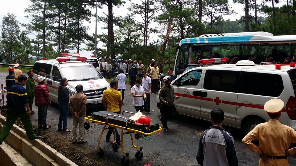 Len dua thi the nan nhan khoi benh vien giua dem hinh anh