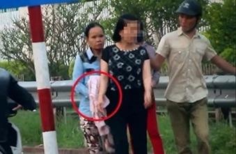 Bat nghi pham moc tui truoc cong benh vien Bach Mai hinh anh