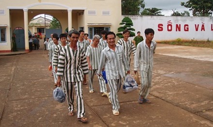 Vi sao Bui Tien Dung khong duoc dac xa? hinh anh