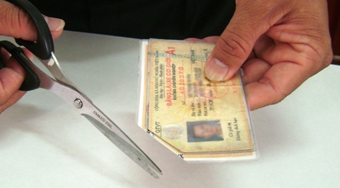 Ai chiu trach nhiem ve quy dinh viec doi GPLX sang PET? hinh anh