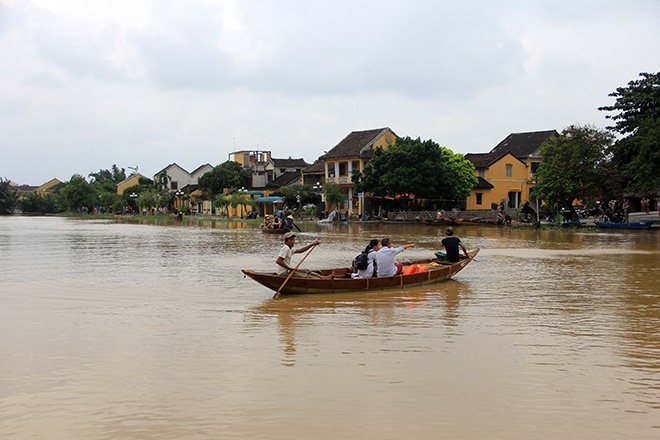 2 hoc sinh chet duoi khi di bat ca trong lu hinh anh
