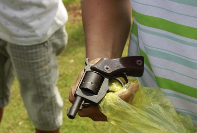 Cong an phuong no sung khong che 2 thanh nien ngao da hinh anh