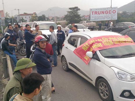 Duoc ho tro gia ve, nguoi dan van chan cau Ben Thuy hinh anh