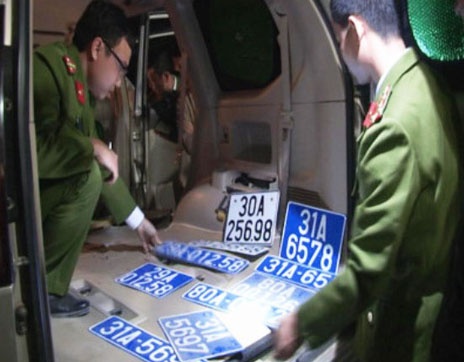 Phat hien 4 bo bien xanh gia tren xe oto bien do hinh anh