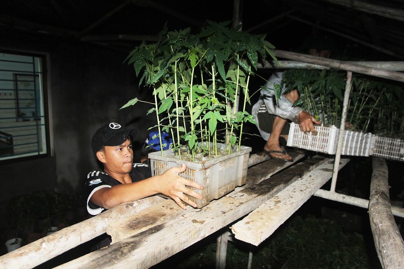 Dan Quang Nam trang dem chay lu hinh anh