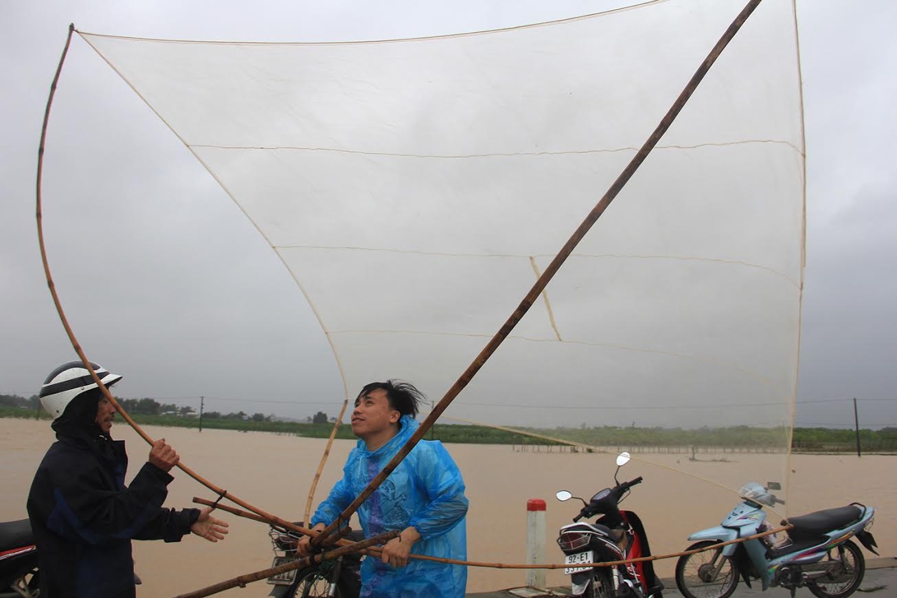 Nông dân vùng giăng rớ bắt cá ảnh 4 Nong dan vung giang ro bat ca anh 4