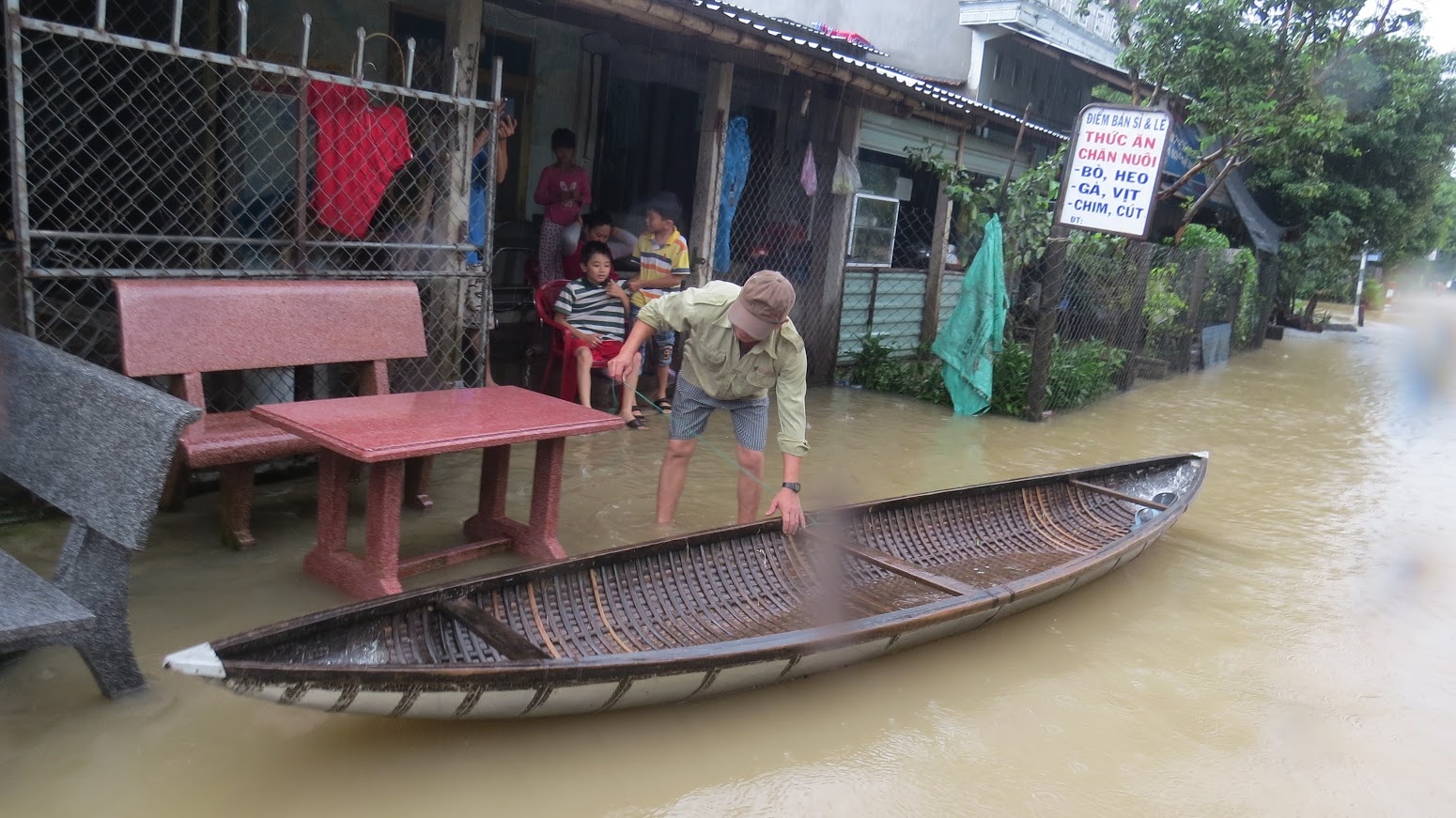 Hang tram ho dan Phu Yen hoi ha chay lu hinh anh