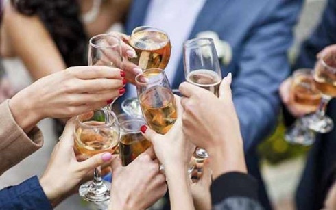 Bo Chinh tri nghiem cam can bo loi dung ky niem de tiec tung hinh anh