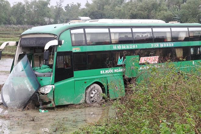 Hon 20 nguoi thoat chet khi xe khach lao xuong ruong hinh anh