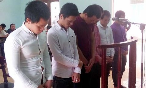 Nhom trai lang tra gia vi chem nguoi hinh anh
